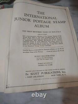 Collection de timbres du monde fantastique dans l'album international Scott 1943. Regardez de près